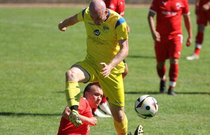 Mit harten Bandagen kämpfen Cornelius Janzen (stehend) vom SV Riet und Emil Arnold vom SV Horrheim um den Ball. <span class='image-autor'>Fotos: Dittrich</span>