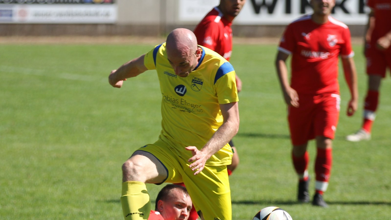 Mit harten Bandagen kämpfen Cornelius Janzen (stehend) vom SV Riet und Emil Arnold vom SV Horrheim um den Ball. Fotos: Dittrich Mit harten Bandagen kämpfen Cornelius Janzen (stehend) vom SV Riet und Emil Arnold vom SV Horrheim um den Ball. Fotos: Dittrich