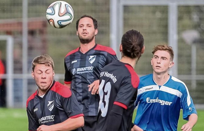 Pascal Kohler, Simon Kiefer & Co. (von links) haben in dieser Saison oft Punkte liegen lassen. Dafür hielten sie sich gegen Gündelbach (rechts Kevin Leißring) mit einem 8:1 schadlos. Foto: Simecek