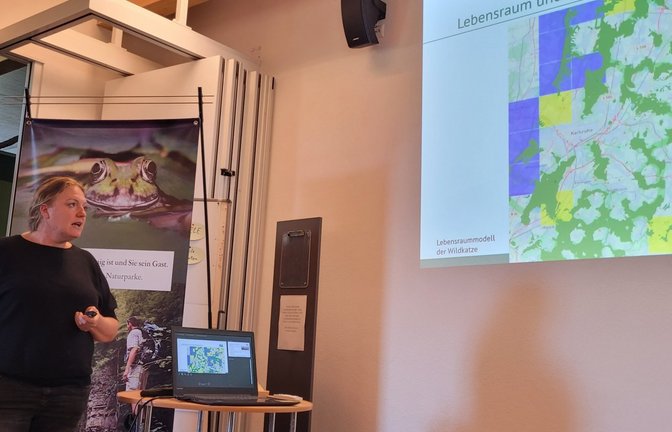 Sabrina Streif (Forstliche Versuchs- und Forschungsanstalt) informierte Jäger, Förster und Naturschützer im Naturparkzentrum über den Status der Wildkatze in Baden-Württemberg.