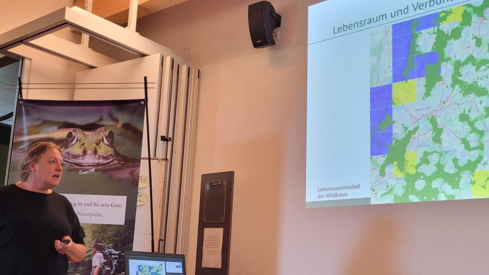 Sabrina Streif (Forstliche Versuchs- und Forschungsanstalt) informierte Jäger, Förster und Naturschützer im Naturparkzentrum über den Status der Wildkatze in Baden-Württemberg.