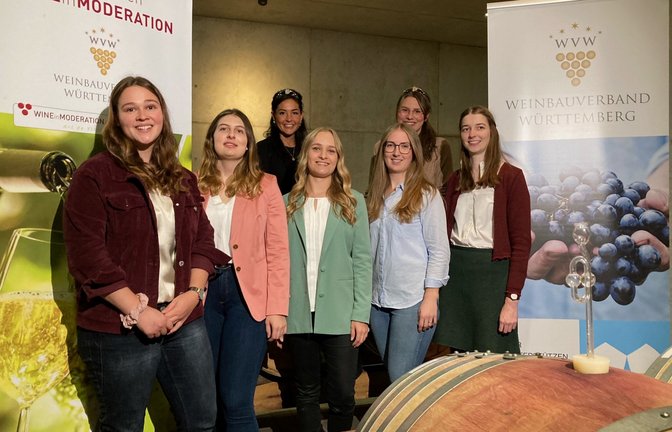Die fünf Kandidatinnen (vorne von links) Lisa-Marie Blatt, Nicole Hiltebrandt, Birthe Meseke, Carolin Häußer und Arina Braun freuen sich mit den amtierenden Hoheiten (hinten von links). Franziska Pfizenmayer, Tamara Elbl auf die Wahl der 57. Württemberger Weinkönigin.  <span class='image-autor'>Foto: WVW</span>
