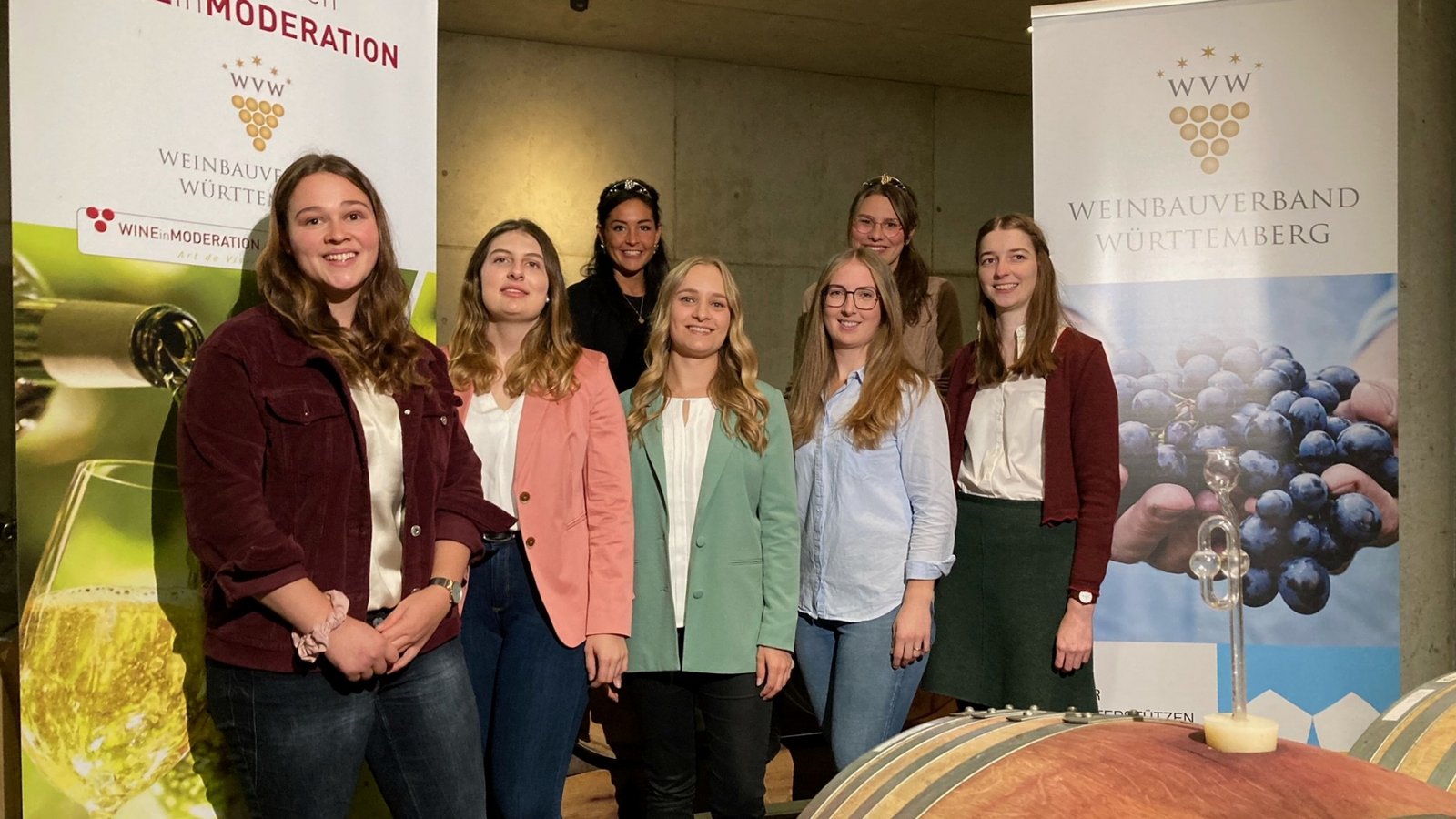 Die fünf Kandidatinnen (vorne von links) Lisa-Marie Blatt, Nicole Hiltebrandt, Birthe Meseke, Carolin Häußer und Arina Braun freuen sich mit den amtierenden Hoheiten (hinten von links). Franziska Pfizenmayer, Tamara Elbl auf die Wahl der 57. Württemberger Weinkönigin.  Foto: WVW