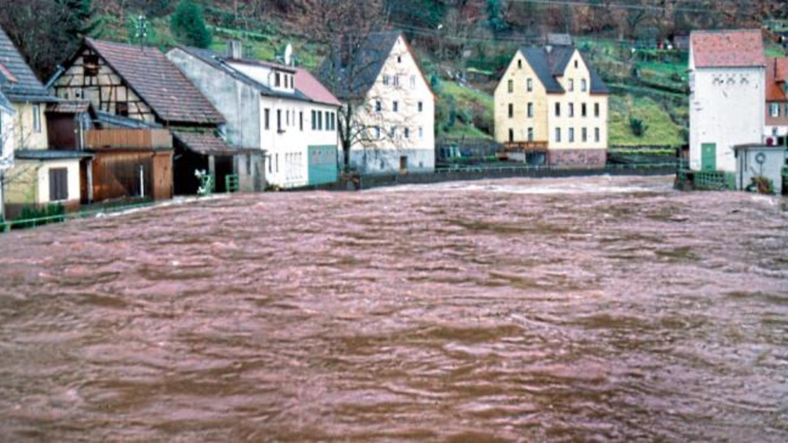 Symbolbild vom Landratsamt: Ein Bild das Hochwassers 1993 an der Enz bei Neuenbürg. Symbolbild vom Landratsamt: Ein Bild das Hochwassers 1993 an der Enz bei Neuenbürg.