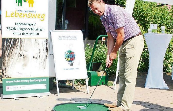 Guido Buchwald – ein Weltmeister lässt zur Abwechslung Golfbälle tanzen. Foto: Kollros