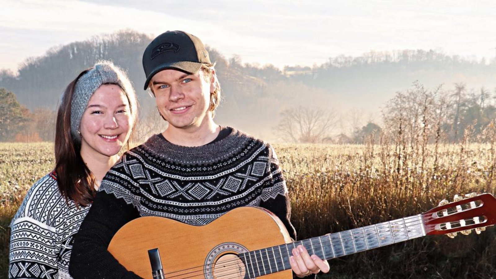 Das Singen gehört für den jungen Norweger und seine Frau unbedingt zum Fest mit dazu. Foto: Gergen Das Singen gehört für den jungen Norweger und seine Frau unbedingt zum Fest mit dazu. Foto: Gergen
