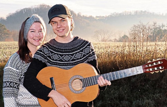 Das Singen gehört für den jungen Norweger und seine Frau unbedingt zum Fest mit dazu. Foto: Gergen