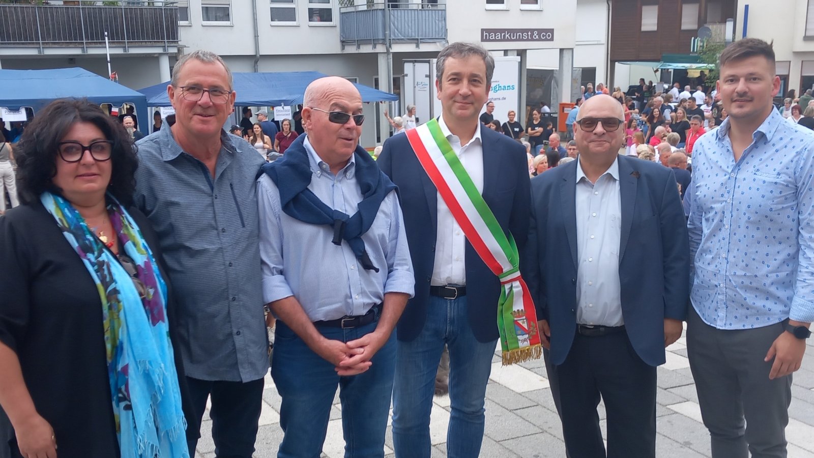 Bei der offiziellen Eröffnung des Luggelesfests in Sersheim begrüßt Bürgermeister Jürgen Scholz (Zweiter von rechts) seinen Amtskollegen Enrico Faccenda (links daneben) aus der Partnerstadt Canale sowie den Präsidenten des Partnerschaftskomitees Andi Calugaru (rechts) und seine Stellvertreterin Simona Malavasi sowie Roland Pfeiffer und Giovanni Bosio (von links) von Canale Ecologia. Bei der offiziellen Eröffnung des Luggelesfests in Sersheim begrüßt Bürgermeister Jürgen Scholz (Zweiter von rechts) seinen Amtskollegen Enrico Faccenda (links daneben) aus der Partnerstadt Canale sowie den Präsidenten des Partnerschaftskomitees Andi Calugaru (rechts) und seine Stellvertreterin Simona Malavasi sowie Roland Pfeiffer und Giovanni Bosio (von links) von Canale Ecologia.