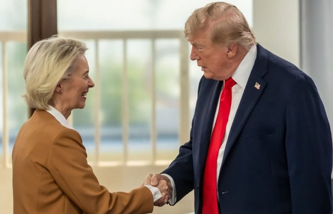 Mit fadenscheinigen Vorwänden hat US-Präsident Donald Trump (hier bei einer Begegnung mit EU-Kommissionspräsidentin Ursula von der Leyen beim G7-Gipfel im Juni 2026 in Evian) seine Zölle gerechtfertigt.<span class='image-autor'>Michael Kappeler/dpa-Pool/dpa</span>