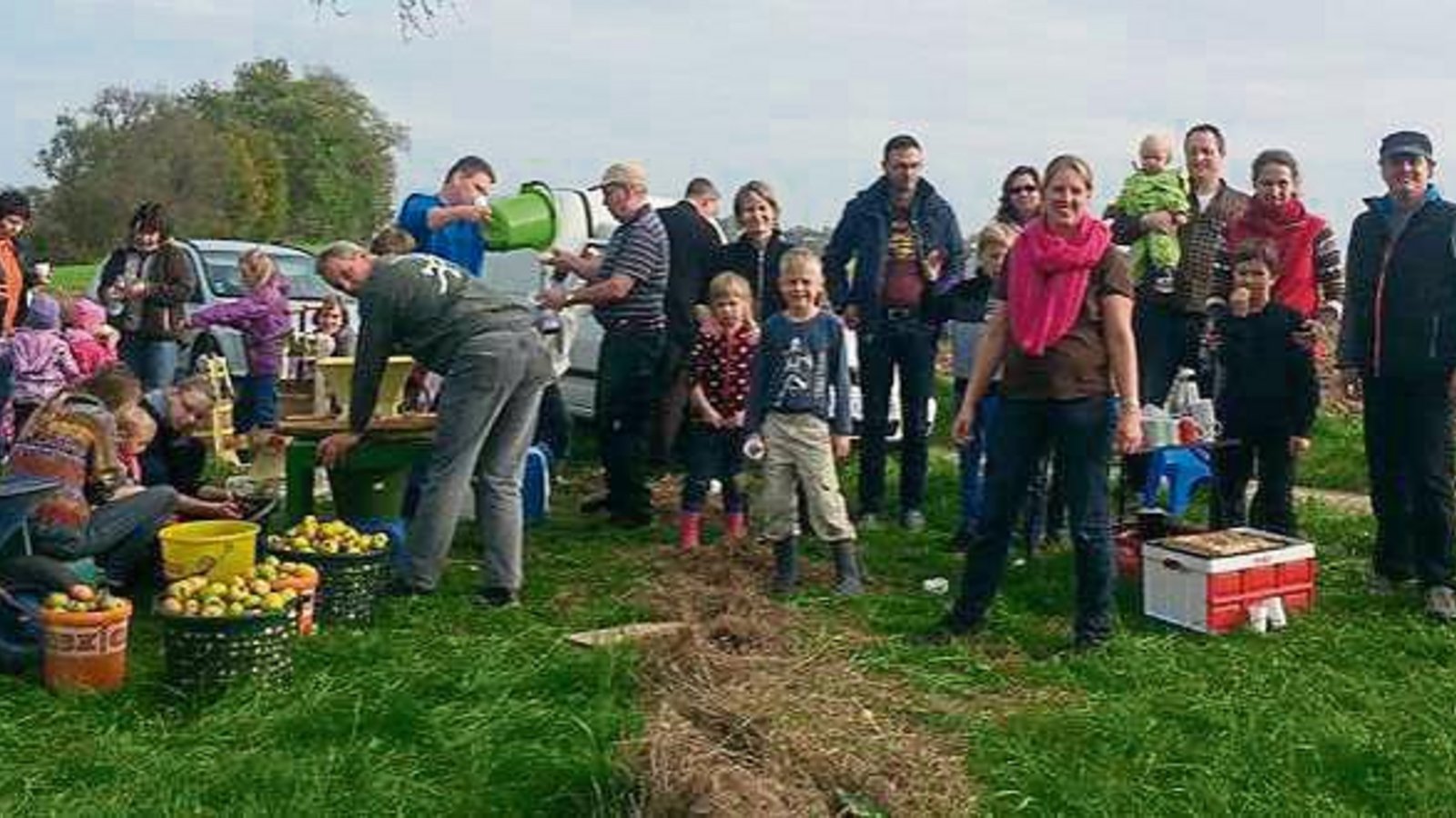Gut besucht war die Apfelsaftaktion der Sachsenheimer Albvereinsjugend. Foto: p Gut besucht war die Apfelsaftaktion der Sachsenheimer Albvereinsjugend. Foto: p