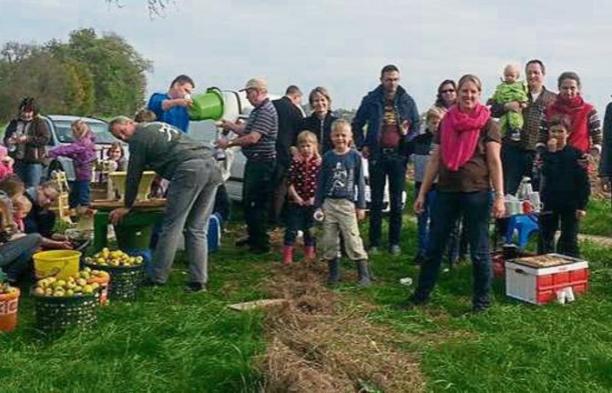 Gut besucht war die Apfelsaftaktion der Sachsenheimer Albvereinsjugend.  Foto: p