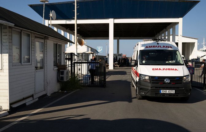 Ein Krankenwagen verlässt den Hafen von Kyrenia im türkisch besetzten Norden Zyperns, nachdem eine Passagierfähre vor der Nordküste der Insel gekentert war. Bei dem Fährunfall sind mindestens sieben Menschen ums Leben gekommen. (zu dpa: «Kapitän nach Fährunglück vor Zypern festgenommen - Acht Tote»)<span class='image-autor'>Nedim Enginsoy/AP/dpa</span>