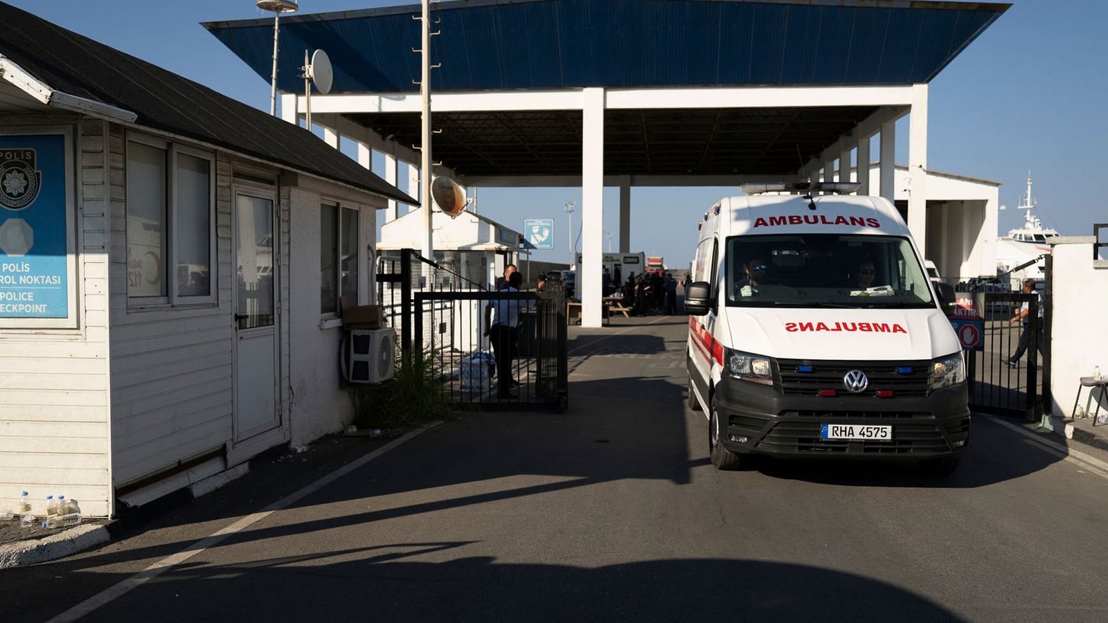 Ein Krankenwagen verlässt den Hafen von Kyrenia im türkisch besetzten Norden Zyperns, nachdem eine Passagierfähre vor der Nordküste der Insel gekentert war. Bei dem Fährunfall sind mindestens sieben Menschen ums Leben gekommen. (zu dpa: «Kapitän nach Fährunglück vor Zypern festgenommen - Acht Tote»)Nedim Enginsoy/AP/dpa Ein Krankenwagen verlässt den Hafen von Kyrenia im türkisch besetzten Norden Zyperns, nachdem eine Passagierfähre vor der Nordküste der Insel gekentert war. Bei dem Fährunfall sind mindestens sieben Menschen ums Leben gekommen. (zu dpa: «Kapitän nach Fährunglück vor Zypern festgenommen - Acht Tote»)Nedim Enginsoy/AP/dpa