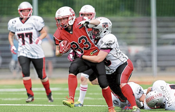 Football ist nichts für Zuckerpüppchen: Zwei Crailsheimerinnen hat Sisters-Runningback Barbara Morell bereits abgeschüttelt, eine Gegenspielerin hängt noch an ihr dran.  Foto: Baumann