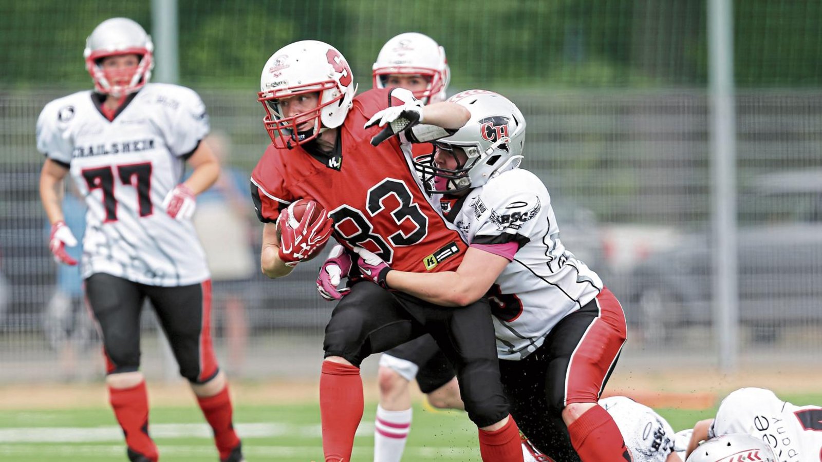 Football ist nichts für Zuckerpüppchen: Zwei Crailsheimerinnen hat Sisters-Runningback Barbara Morell bereits abgeschüttelt, eine Gegenspielerin hängt noch an ihr dran.  Foto: Baumann