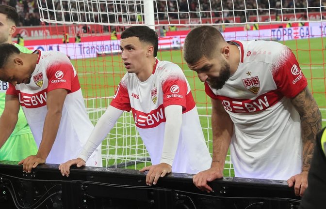 Enttäuschung nach Spielende beim Gang in die Kurve: Dennis Seimen, Jamie Leweling, Bilal El Khannouss und Jeff Chabot (v.l.).<span class='image-autor'>Baumann/Hansi Britsch</span>