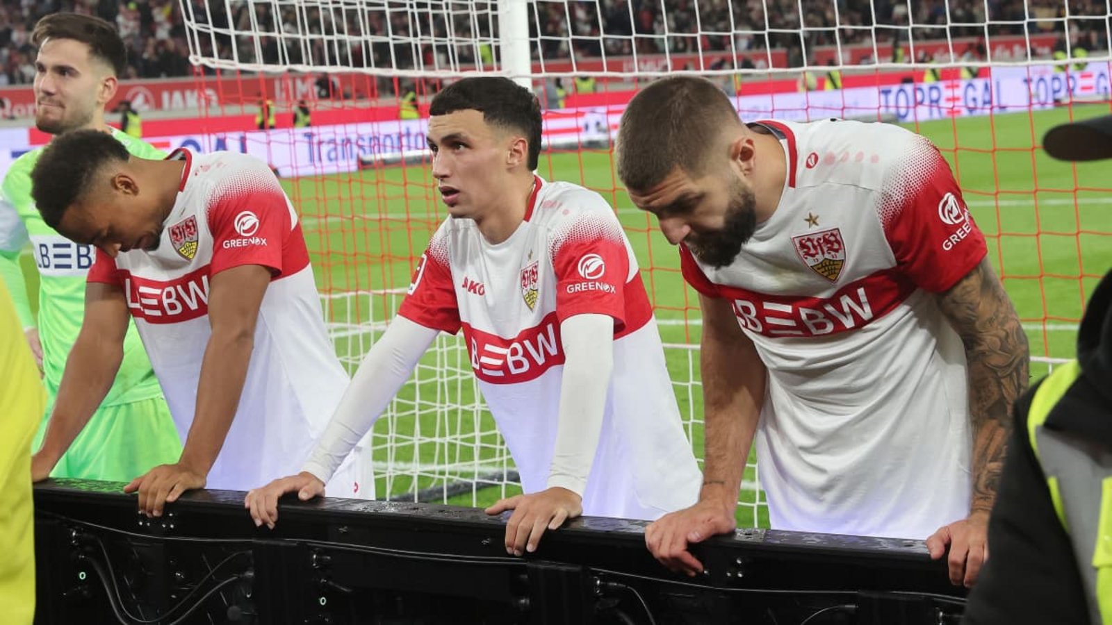 Enttäuschung nach Spielende beim Gang in die Kurve: Dennis Seimen, Jamie Leweling, Bilal El Khannouss und Jeff Chabot (v.l.).Baumann/Hansi Britsch