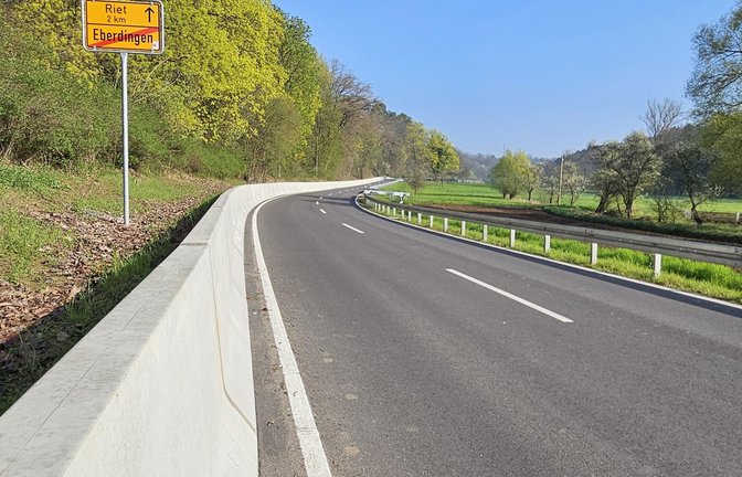 Zwischen Eberdingen und Riet ist entlang der Kreisstraße 1688 im Zuge der Sanierung eine Betonmauer errichtet worden, die jetzt für Amphibien zum Problem wird. <span class='image-autor'>Fotos: Möhler, Rieger (2)</span>