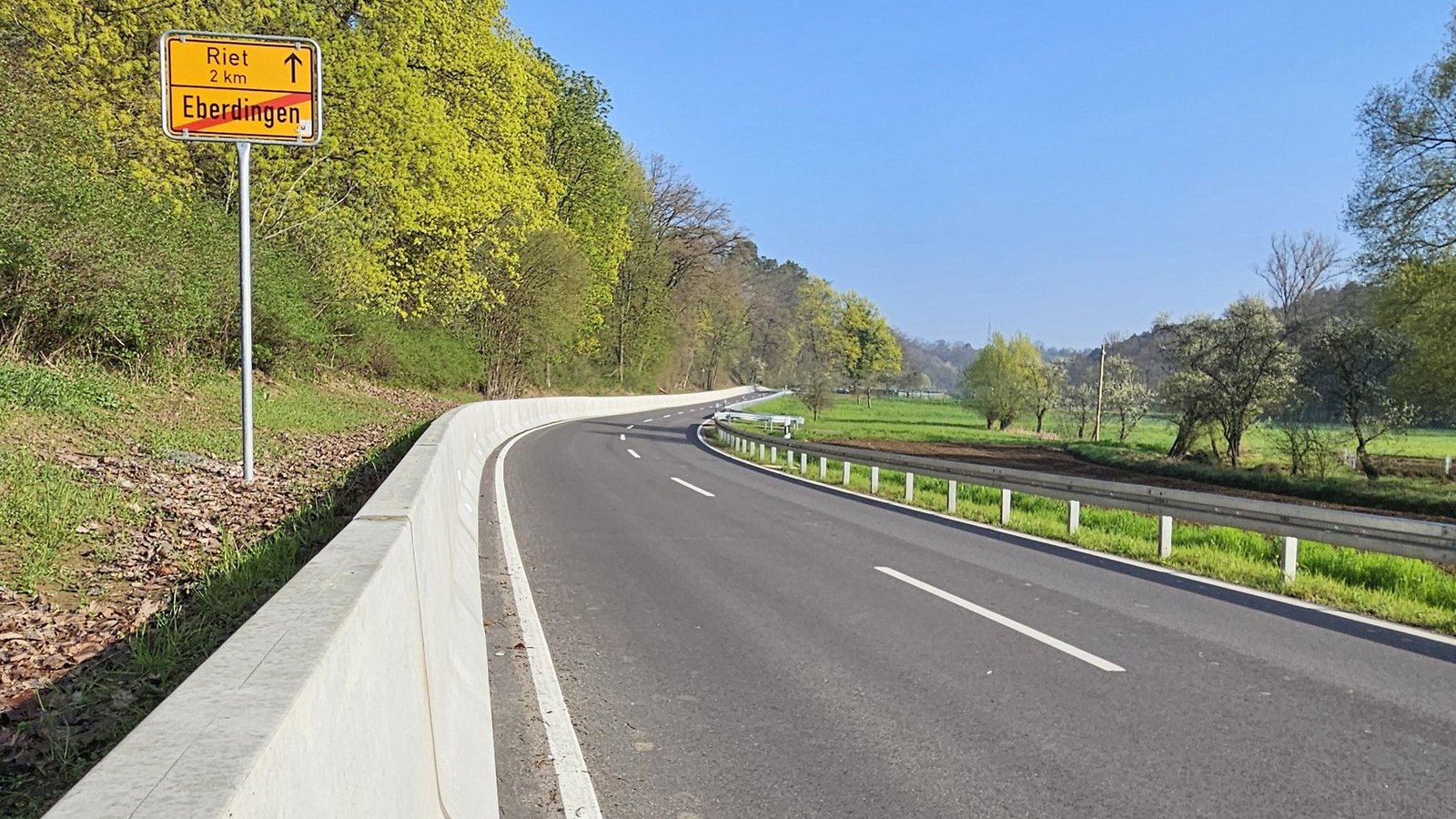 Zwischen Eberdingen und Riet ist entlang der Kreisstraße 1688 im Zuge der Sanierung eine Betonmauer errichtet worden, die jetzt für Amphibien zum Problem wird. Fotos: Möhler, Rieger (2)