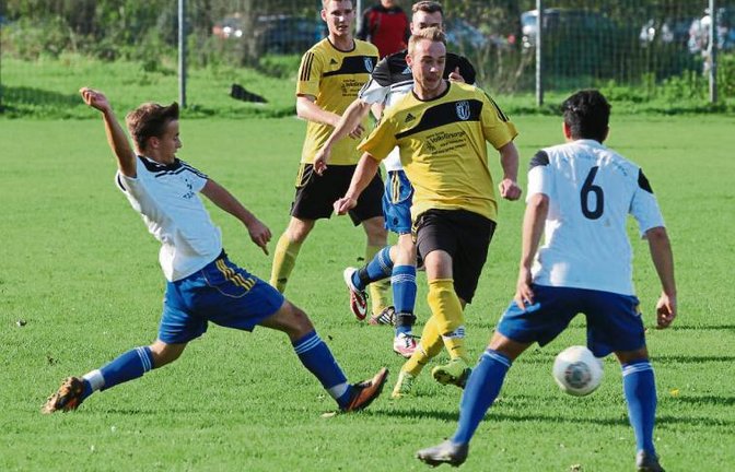 In der Vorsaison war Daniel Gyenes (Mitte) noch für den TSV Oberriexingen gegen den TSV Unterriexingen im Einsatz. Jetzt trägt er das Trikot der Unterriexinger. Foto: Nachreiner