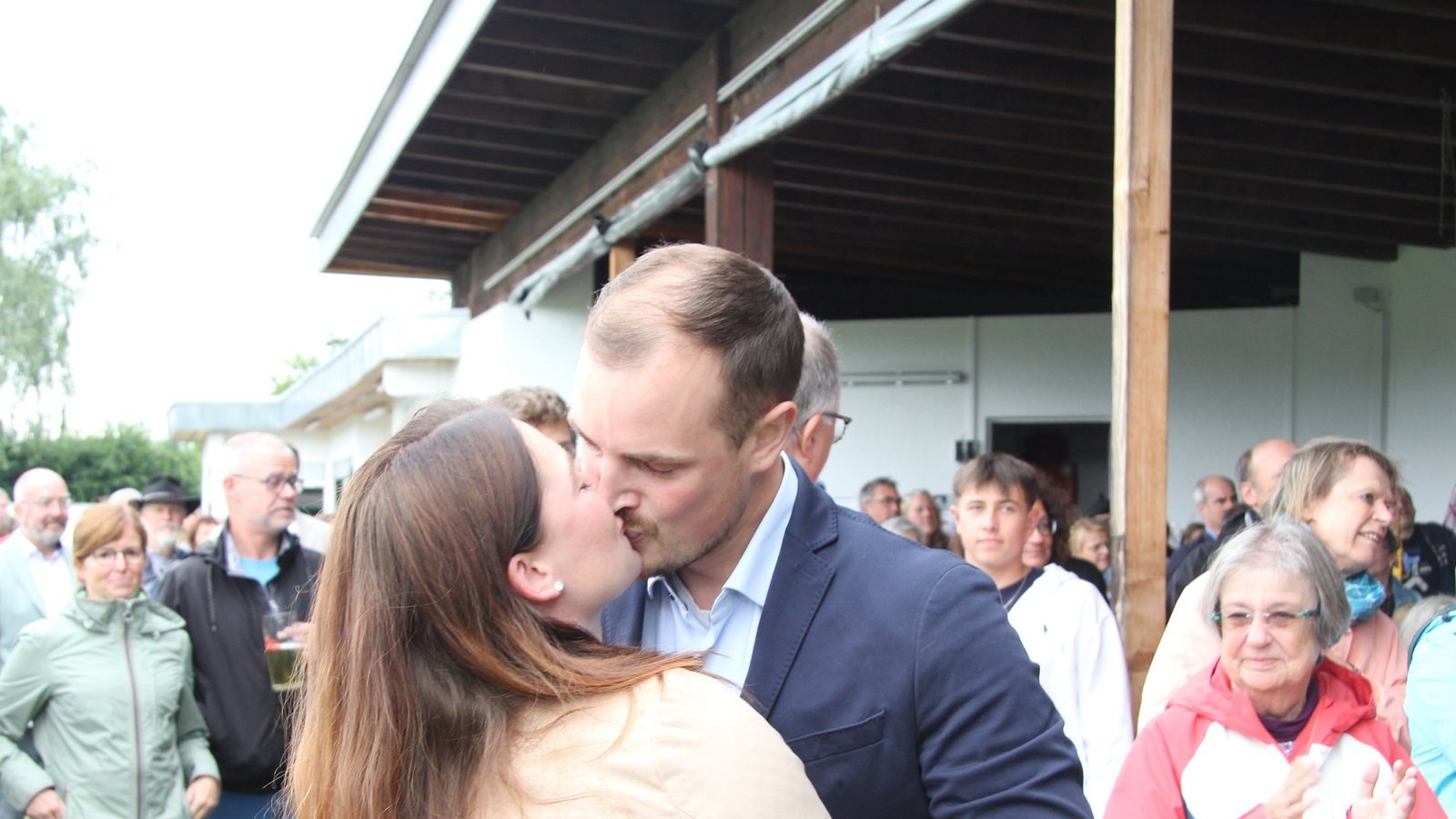 Freude und Erleichterung bei Ron Keller und Ehefrau Fabienne. Foto: Banholzer Freude und Erleichterung bei Ron Keller und Ehefrau Fabienne. Foto: Banholzer