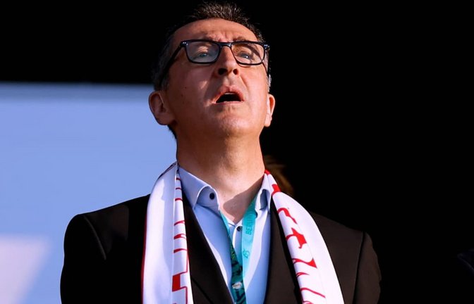 Singt vermutlich gerade das Badnerlied: Ministerpräsident Cem Özdemir mit dem Schal seines Herzensvereins.<span class='image-autor'>IMAGO/Laci Perenyi</span>