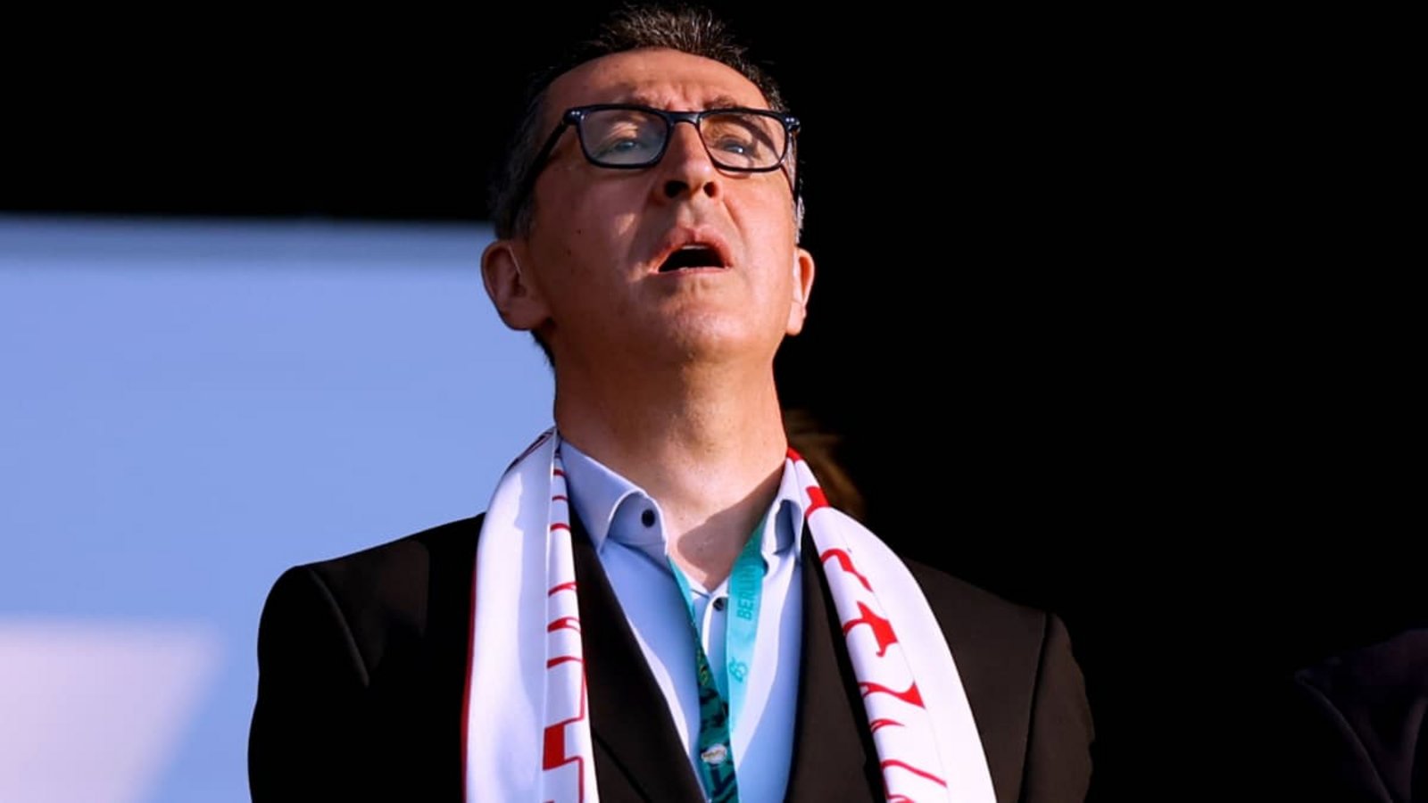 Singt vermutlich gerade das Badnerlied: Ministerpräsident Cem Özdemir mit dem Schal seines Herzensvereins.IMAGO/Laci Perenyi Singt vermutlich gerade das Badnerlied: Ministerpräsident Cem Özdemir mit dem Schal seines Herzensvereins.IMAGO/Laci Perenyi