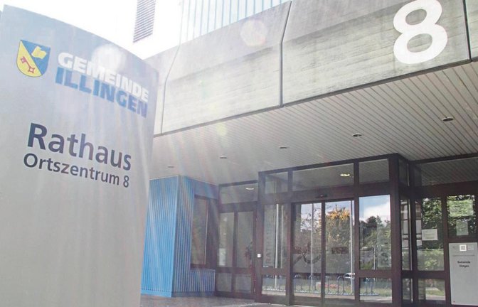 Auch wenn über dem Illinger Rathaus die Sonne scheint, im Verhältnis zwischen Bürgermeister und Gemeinderat ziehen gerade dunkle Wolklen auf.  Foto: Banholzer