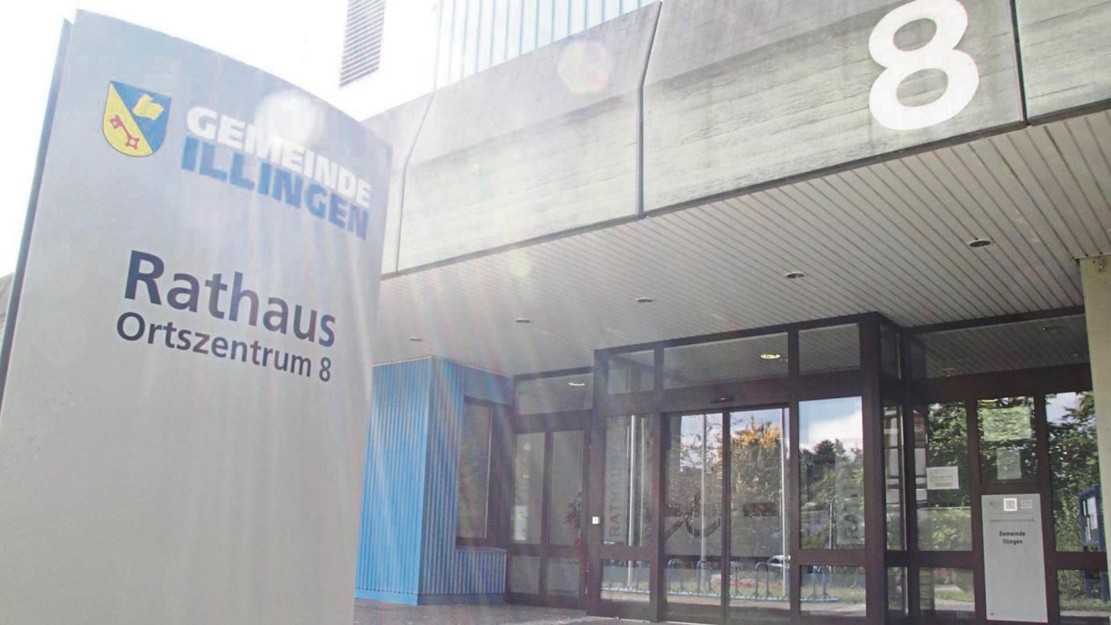 Auch wenn über dem Illinger Rathaus die Sonne scheint, im Verhältnis zwischen Bürgermeister und Gemeinderat ziehen gerade dunkle Wolklen auf.  Foto: Banholzer