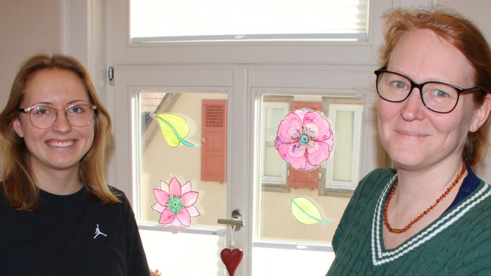 Weniger Briefwahl als erwartet: Rathausmitarbeiterin Andrea Chatzigeorgiou (rechts), eine der Hauptorganisatorinnen der Wahl in Vaihingen, wird von Lena Gerhard unterstützt. Foto: Rieger