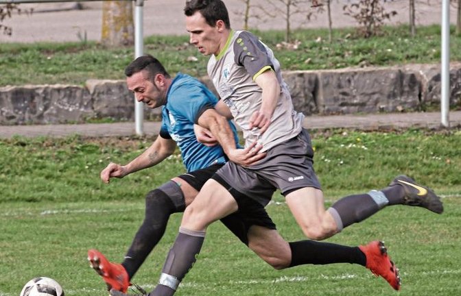 Cevin Blattert (in Grau) gehört zu den verbleibenden Offensivkräften einer arg dezimierten SGM Roßwag/Mühlhausen. Am Sonntag steht das Heimspiel gegen Aurich an. Foto: Nachreiner