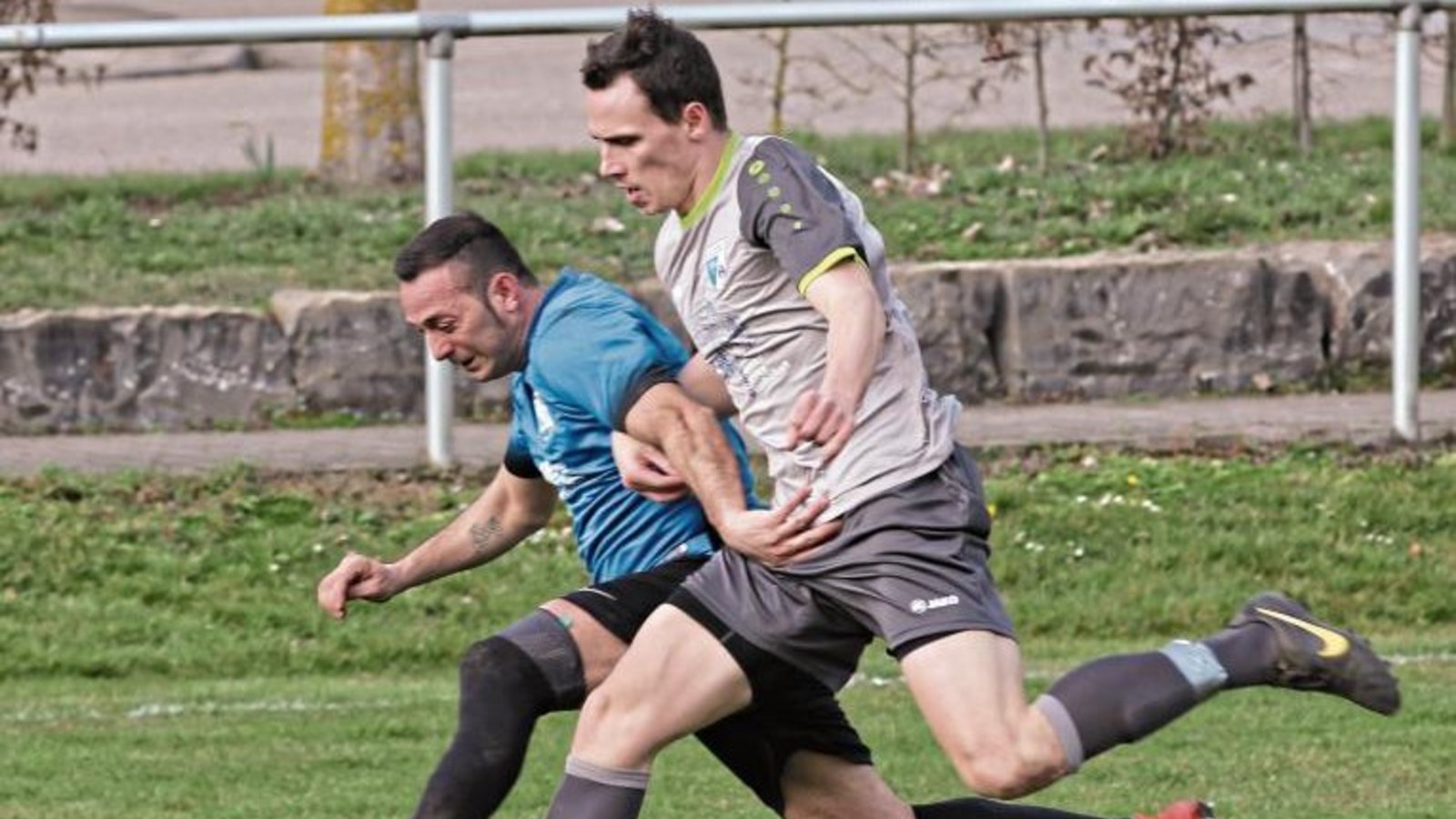 Cevin Blattert (in Grau) gehört zu den verbleibenden Offensivkräften einer arg dezimierten SGM Roßwag/Mühlhausen. Am Sonntag steht das Heimspiel gegen Aurich an. Foto: Nachreiner