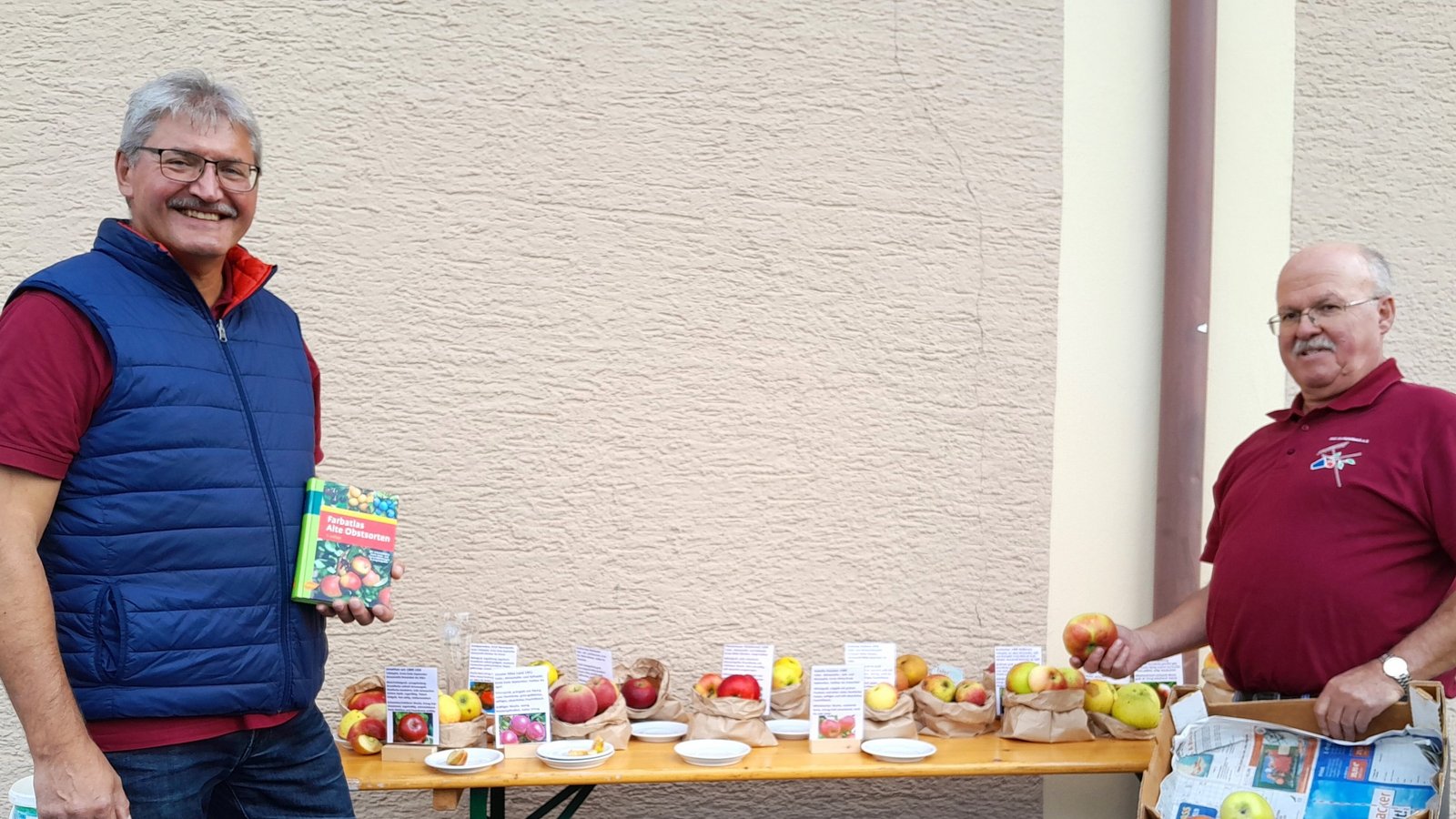Rolf Haug und Michael Grosch präsentieren zwölf Sorten heimischer Äpfel.  Foto: Filitz