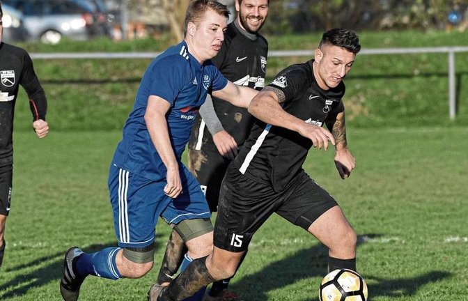 Der SV Riet (rechts Claudio Scacchetti, im Zweikampf mit Fabian Kleinert) hat gegen den TSV Bönnigheim zwar nur mit 2:1 gewonnen, sich damit aber wichtige Punkte erkämpft. Foto: Leitner