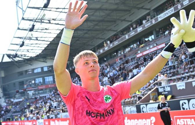 Florian Hellstern freut sich über ein gelungenes Debüt für die Spielvereinigung Greuther Fürth.<span class='image-autor'>IMAGO/Sportfoto Zink/Wolfgang Zink</span>