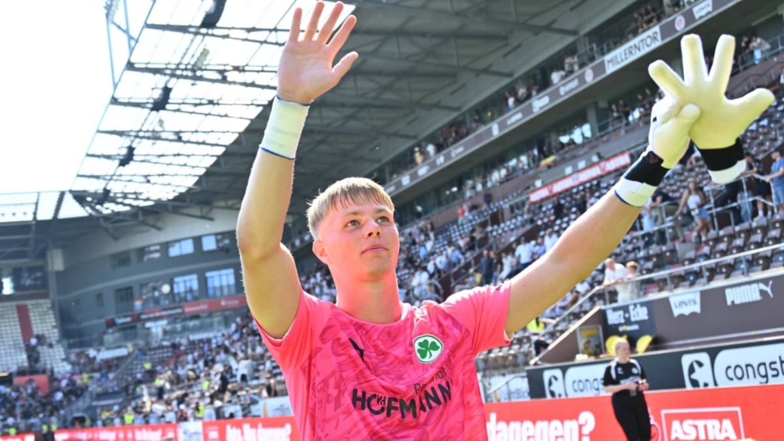 Florian Hellstern freut sich über ein gelungenes Debüt für die Spielvereinigung Greuther Fürth.IMAGO/Sportfoto Zink/Wolfgang Zink Florian Hellstern freut sich über ein gelungenes Debüt für die Spielvereinigung Greuther Fürth.IMAGO/Sportfoto Zink/Wolfgang Zink