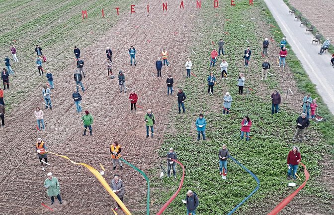 Die rund 100 Teilnehmer haben mit der gemeinsamen Singaktion ein Zeichen gesetzt.  Foto: Glemser