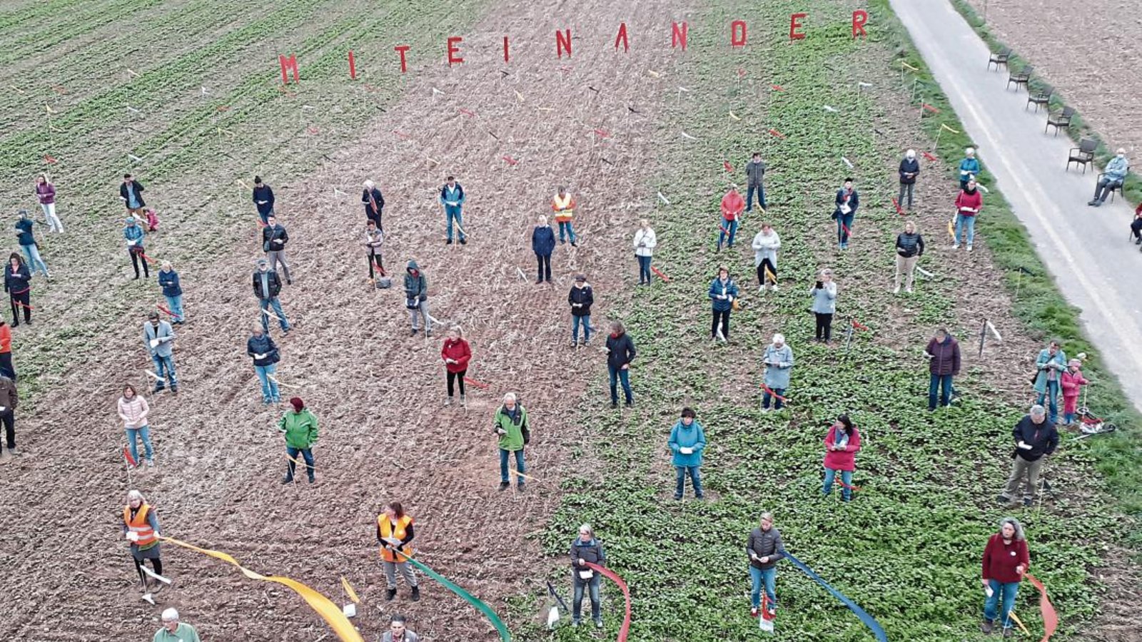Die rund 100 Teilnehmer haben mit der gemeinsamen Singaktion ein Zeichen gesetzt. Foto: Glemser Die rund 100 Teilnehmer haben mit der gemeinsamen Singaktion ein Zeichen gesetzt. Foto: Glemser