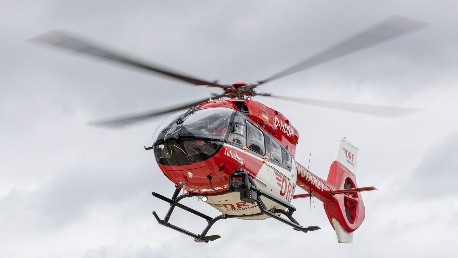 Ein Rettungshubschrauber fliegt einen Einsatz. (zu dpa: «Wanderer stürzt 80 Meter ab und überlebt schwer verletzt»)Daniel Karmann/dpa