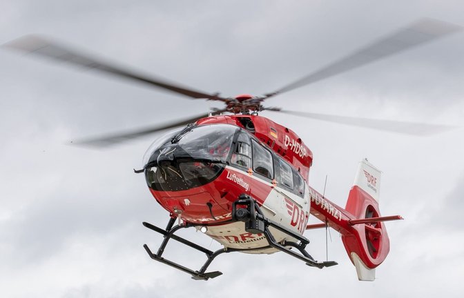 Ein Rettungshubschrauber fliegt einen Einsatz. (zu dpa: «Wanderer stürzt 80 Meter ab und überlebt schwer verletzt»)<span class='image-autor'>Daniel Karmann/dpa</span>