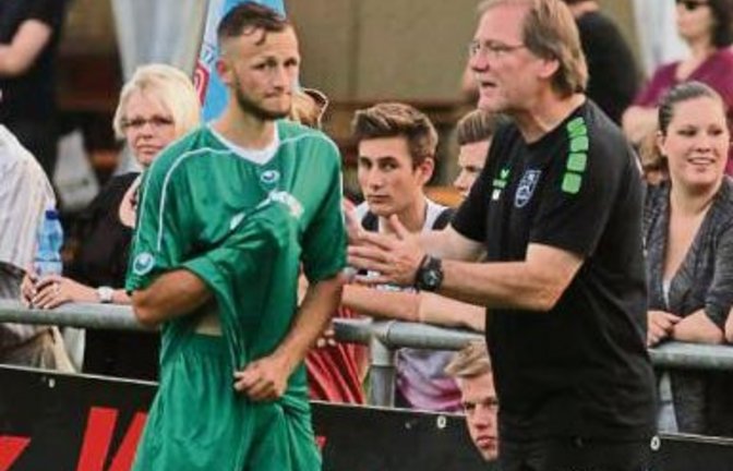 Trainer Uwe Schweizer (rechts) gibt dem Winterneuzugang Fatos Isafi letzte Anweisungen. Foto: Nachreiner