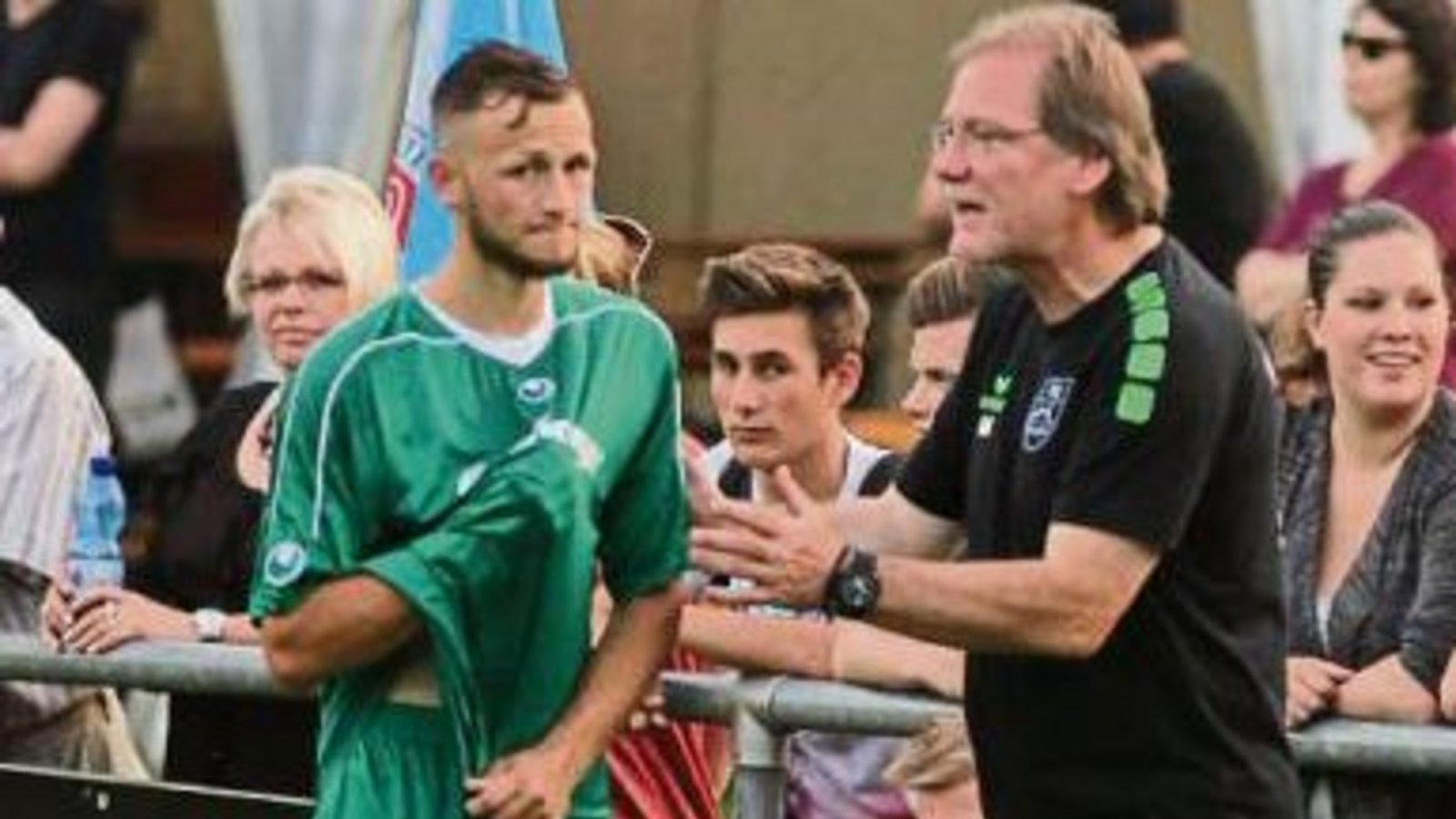 Trainer Uwe Schweizer (rechts) gibt dem Winterneuzugang Fatos Isafi letzte Anweisungen. Foto: Nachreiner Trainer Uwe Schweizer (rechts) gibt dem Winterneuzugang Fatos Isafi letzte Anweisungen. Foto: Nachreiner