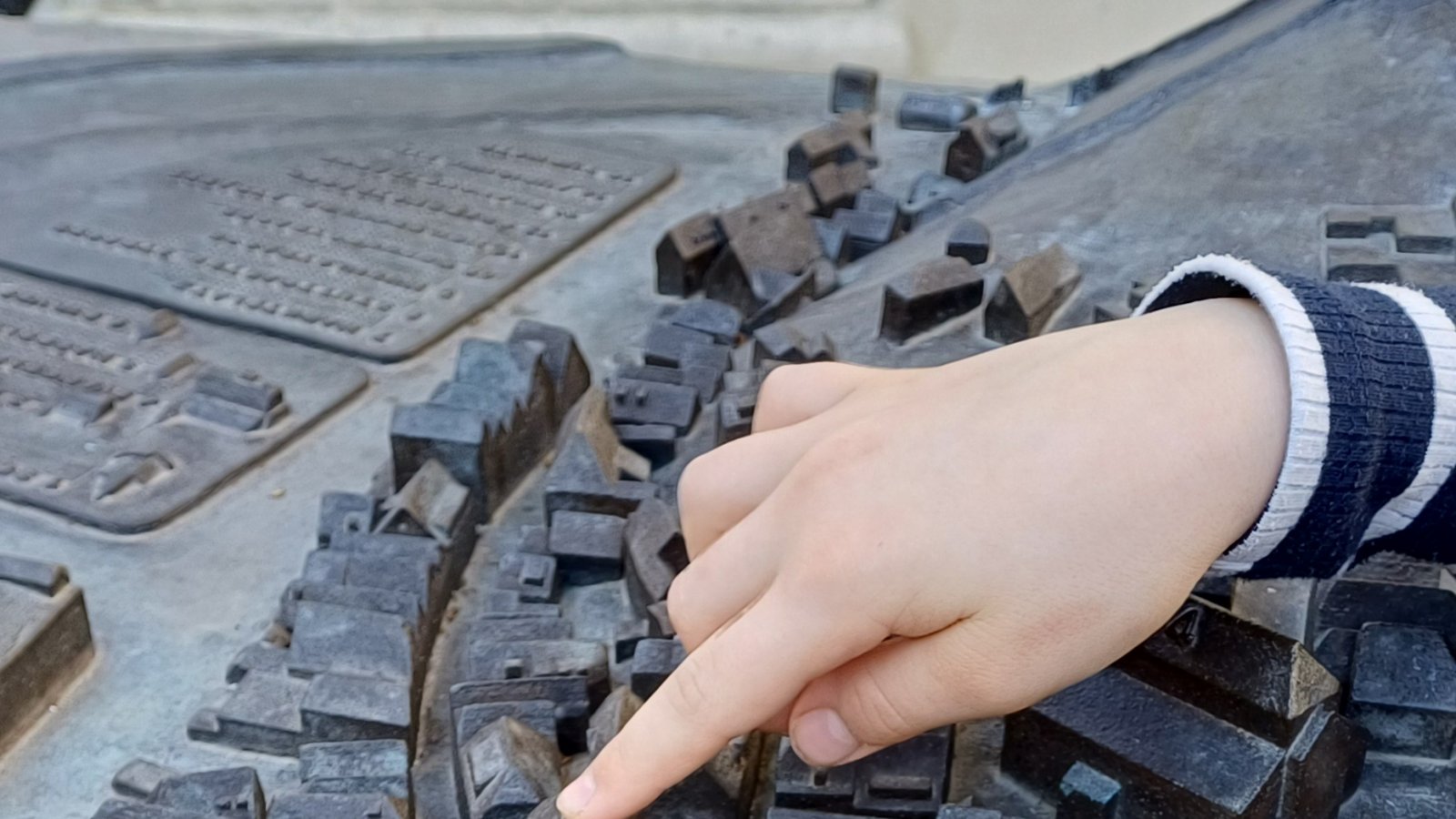 Nach Schulschluss gucken Kinder immer mal wieder am Vaihinger Stadtmodell, wo sie denn wohnen. Orientierungshilfe bietet das Rathaus, auf dem der Finger ruht. Foto: sr