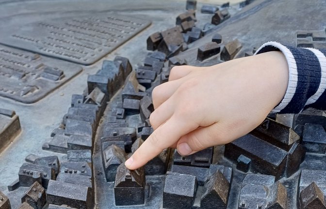 Nach Schulschluss gucken Kinder immer mal wieder am Vaihinger Stadtmodell, wo sie denn wohnen. Orientierungshilfe bietet das Rathaus, auf dem der Finger ruht. <span class='image-autor'>Foto: sr</span>