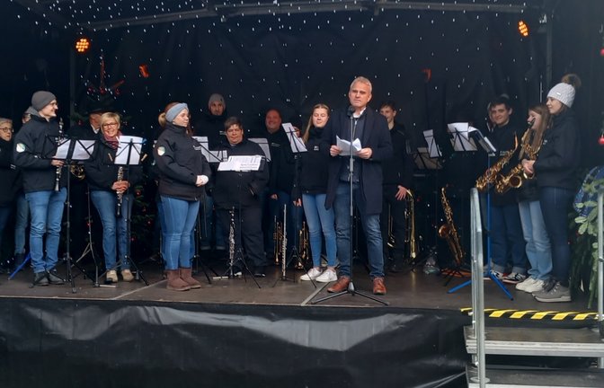 Bürgermeister Holger Albrich eröffnet den Weihnachtsmarkt.  <span class='image-autor'>Foto: Glemser</span>