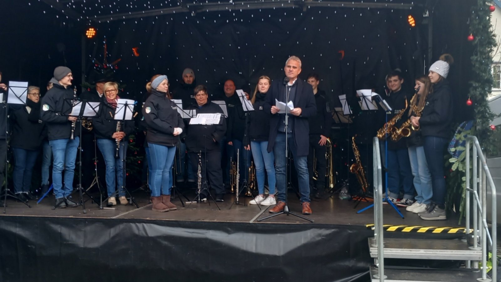 Bürgermeister Holger Albrich eröffnet den Weihnachtsmarkt.  Foto: Glemser