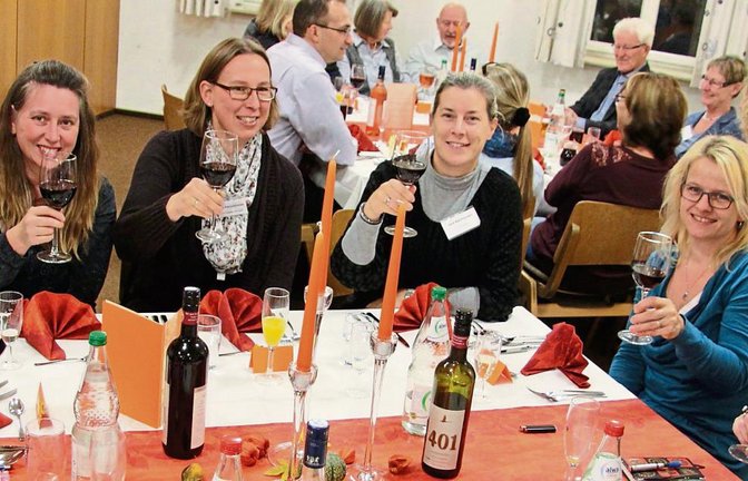 Nicht nur die engagierten Mütter von Oberriexingen hatten eine Mordsgaudi beim Krimidinner im Gemeindehaus. Fotos: Gergen.