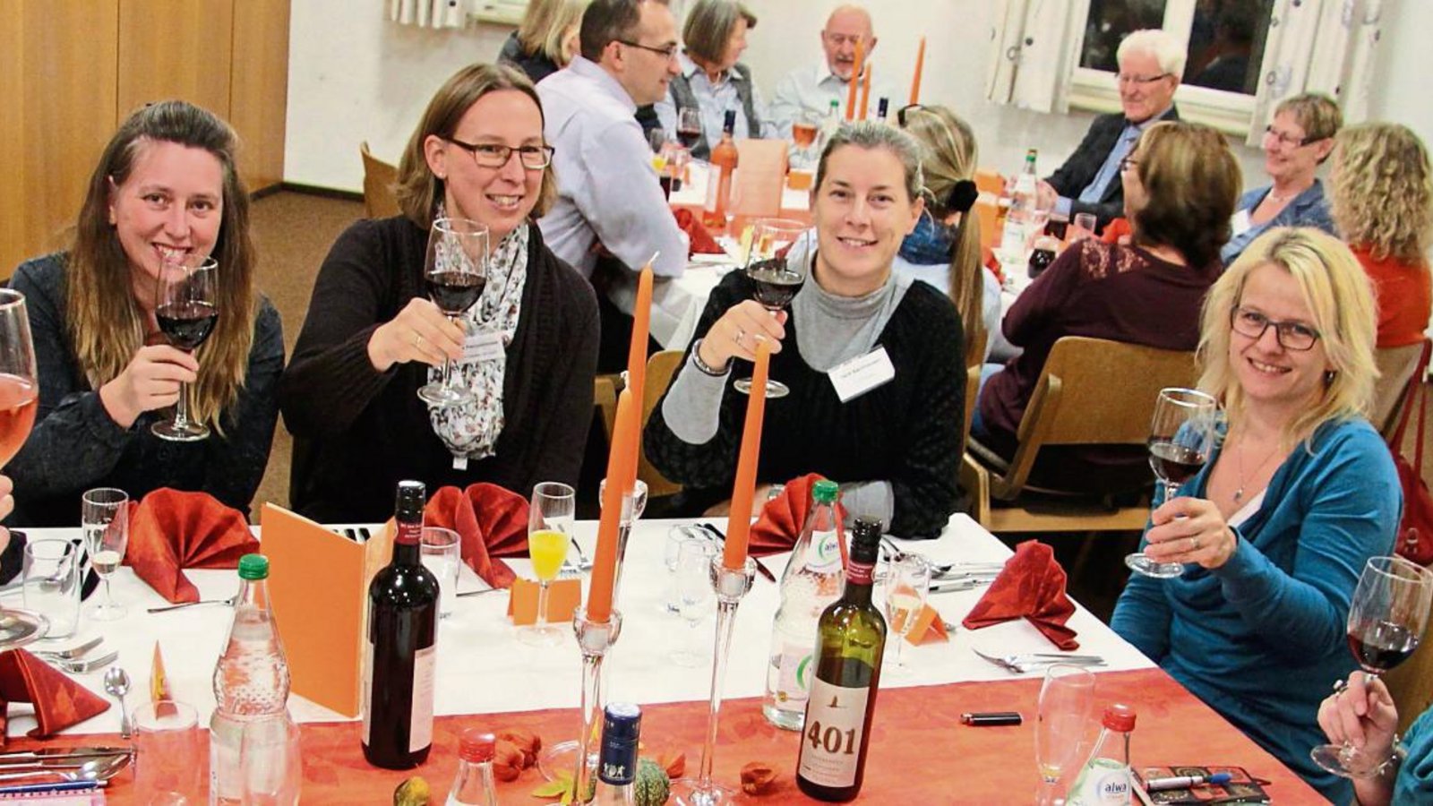 Nicht nur die engagierten Mütter von Oberriexingen hatten eine Mordsgaudi beim Krimidinner im Gemeindehaus. Fotos: Gergen. Nicht nur die engagierten Mütter von Oberriexingen hatten eine Mordsgaudi beim Krimidinner im Gemeindehaus. Fotos: Gergen.