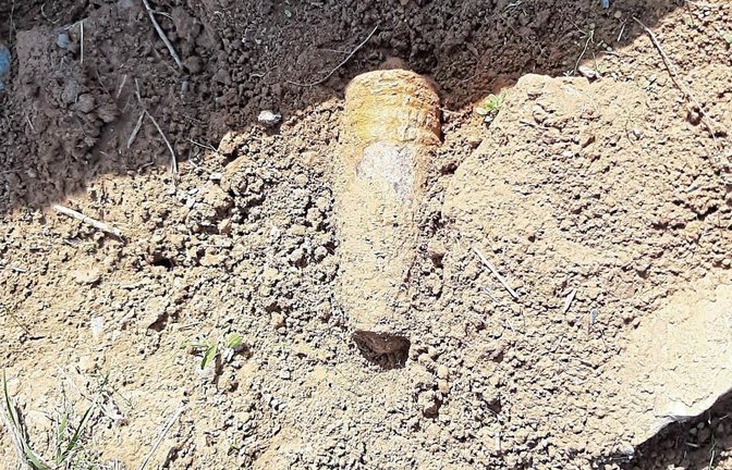 Die 8,8 Zentimeter Panzergranate wurde im Gerlinde-Beck-Ring in Großglattbach entdeckt. Foto: p
