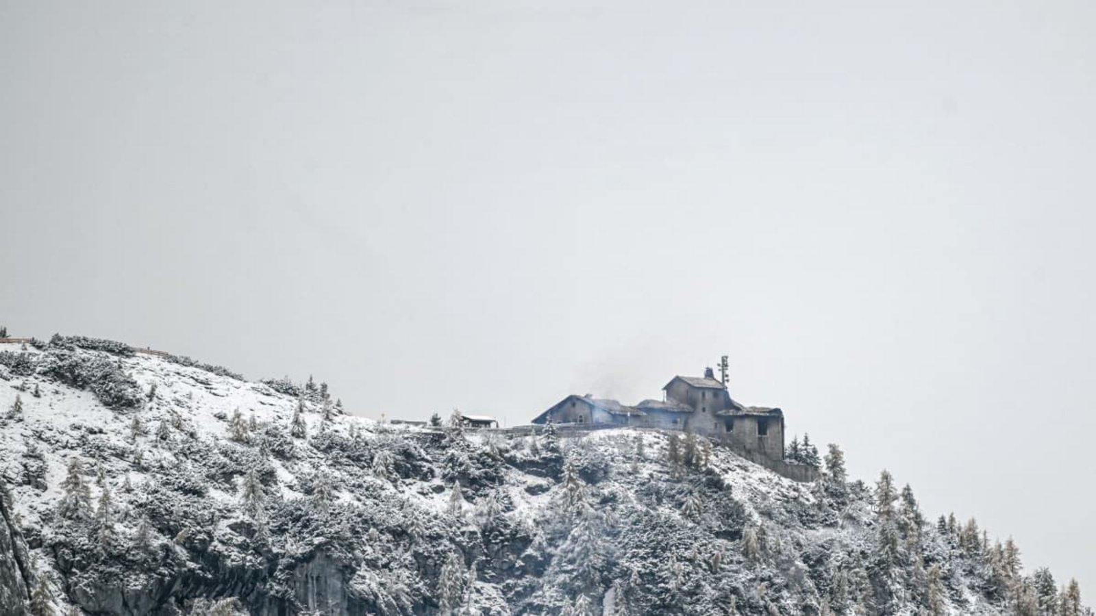 Das Kehlsteinhaus wurde durch den Brand schwer zerstört.Jason Tschepljakow/dpa Das Kehlsteinhaus wurde durch den Brand schwer zerstört.Jason Tschepljakow/dpa